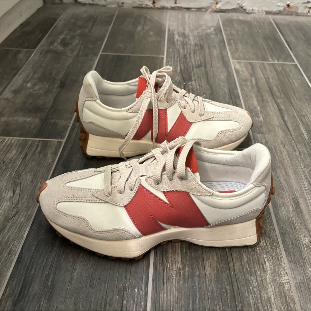 New Balance 327 in Strawberry with gum sole. Womens 6.5B